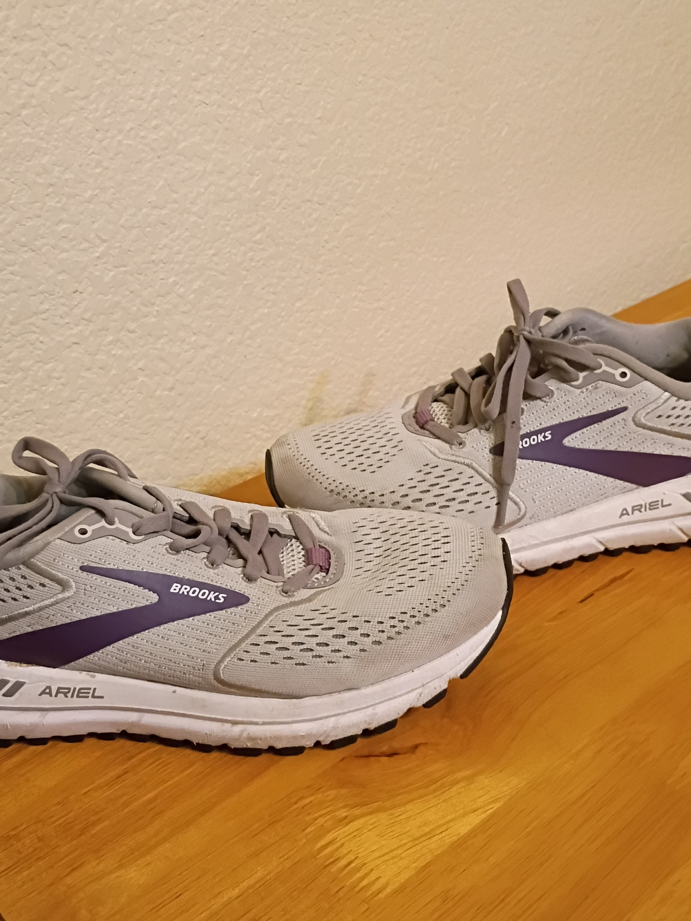 Brooks Ariel Women's Light Gray and Purple Running Sneakers